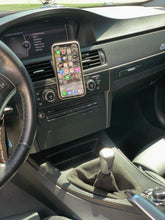 Load image into Gallery viewer, BMW E9X Magnetic Split Vent Mount
